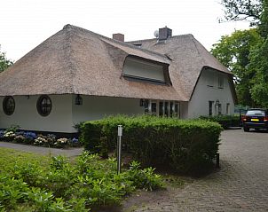 Charmant rietgedekt vakantiehuis Veluwse Logeerboerderij in Laag Soeren, omgeven door natuur op de Veluwe.