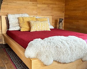 Gezellige slaapkamer in Vakantiehuis in Nijkerk, Veluwe, Gelderland, met houten interieur.