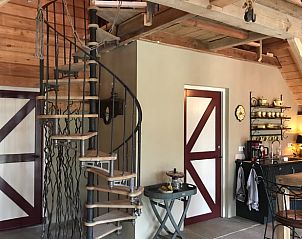 Spiraaltrap en rustieke inrichting in vakantiehuis Huisje in Oene, gelegen in Oene, Veluwe, Gelderland.