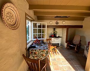 Landelijke keuken in Vakantiehuisje in Hemmen, Veluwe, Gelderland met authentieke tegelvloer en houten stoelen.