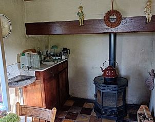 Rustieke slaapkamer in Vakantiehuisje in Hemmen, Veluwe, Gelderland met houten wanden en decoratie.