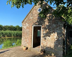 Zolder van Vakantiehuisje in Hemmen, Veluwe, Gelderland met houten balken en matras.