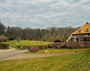 Huisje in Rozendaal, vakantiehuis in Veluwe, omgeven door natuur en groene velden.