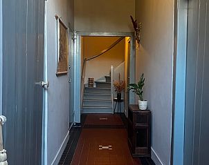 Hal van Huisje in Rozendaal, vakantieverblijf in Veluwe, met trap naar boven.