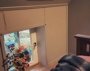 Sfeervol raam in slaapkamer van Huisje in Rozendaal, vakantiehuis in Veluwe.