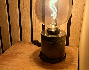 Stijlvolle tafellamp in bed & breakfast DE DOBBE in Glimmen, Groningen voor een warme sfeer.