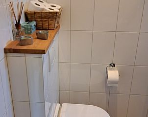 Stijlvolle badkamer met toilet in bed & breakfast DE DOBBE in Glimmen, Groningen.
