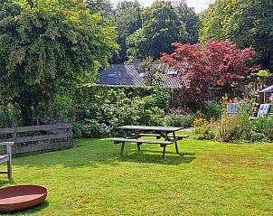Picknicktafel in de tuin van bed & breakfast DE DOBBE in Glimmen, Groningen.