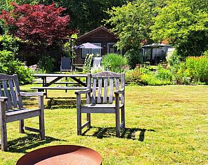 Tuinmeubilair in de zon bij bed & breakfast DE DOBBE in Glimmen, Groningen.