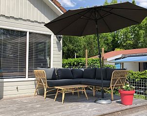 Comfortabel terras met parasol bij Huisjeaanhetmeer.nl vakantiehuis in Haren, Zuidwest Groningen voor ultieme ontspanning.