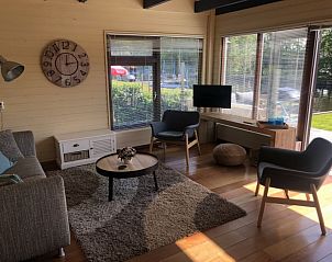 Lichte woonkamer in Huisjeaanhetmeer.nl vakantiehuis in Haren, Zuidwest Groningen met uitzicht op de natuur.