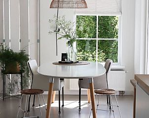 Gezellige eetkamer in Vakantiehuis in Opende, Zuidwest Groningen met uitzicht op de tuin