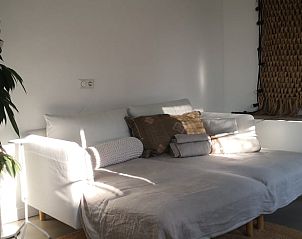 Comfortabele zitruimte in Vakantiehuis in Opende, Zuidwest Groningen met natuurlijke lichtinval