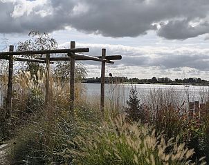 Herfstlandschap bij Vakantiehuis in Opende, Zuidwest Groningen met uitzicht op het water