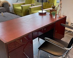 Elegant bureau in Vakantiehuis in Midwolde, Zuidwest Groningen, perfect voor werk en ontspanning.