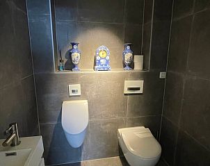 Moderne badkamer in Vakantiehuis in Midwolde, Zuidwest Groningen, met stijlvolle accenten.