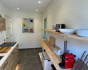 Volledig uitgeruste keuken in Vakantiehuis in Midwolde, Zuidwest Groningen, met moderne apparaten.