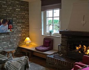 Gezellige woonkamer met open haard in Frensjerhofke, Mechelen Zuid Limburg vakantieverblijf.