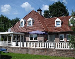 Ruime veranda van De Hooischuur bed and breakfast in Handel met uitzicht op de tuin.