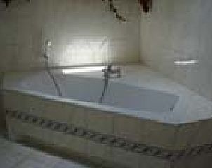 Luxe badkamer met hoekbad in De Hooischuur bed and breakfast in Handel, Noord Brabant.