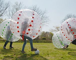 Bubbelvoetbal op het gras bij Voorhuis & Achterhuis vakantiewoning, Hoogeloon, Kempen