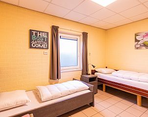 Tweepersoons slaapkamer in De Hooiberg, vakantiehuis in Hoogeloon, rustieke sfeer in de Kempen.