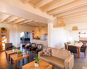 Lichte en ruime woonkamer in De Schuurherd en de Hoeve, Hoogeloon, perfect voor ontspanning.