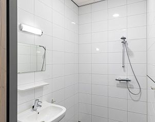 Stijlvolle badkamer met inloopdouche in De Schuurherd en de Hoeve, Hoogeloon, Kempen.