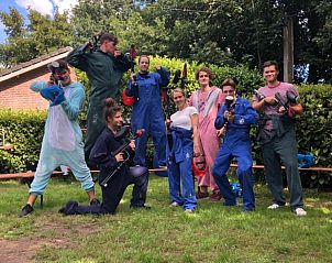 Groep vrienden klaar voor paintball bij De Schuurherd en de Hoeve, Hoogeloon, Noord Brabant.