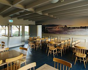 Binnenruimte van vakantiehuis De Schop in Hoogeloon, Kempen, Noord Brabant met ruime eetzaal en schilderachtig uitzicht.