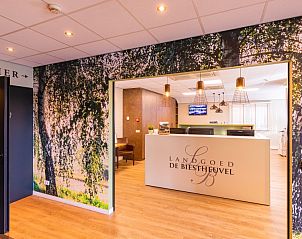Moderne receptie van Landgoed de Biestheuvel in Hoogeloon, een vakantiehuis in de Kempen, Noord Brabant.