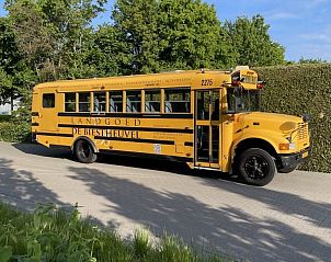 Gele bus van Landgoed de Biestheuvel in Hoogeloon, vervoersoptie voor gasten in de Kempen, Noord Brabant.