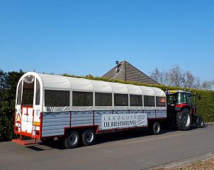 Tractor met aanhanger bij Landgoed de Biestheuvel in Hoogeloon, avontuurlijke ritten door de Kempen.