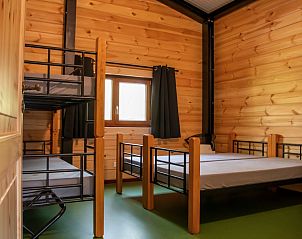 Slaapkamer in de Kraanvogels vakantiehuis, Tilburg, met stapelbedden en houten interieur voor een knusse sfeer.