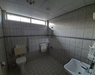 Toegankelijke badkamer in de Heideheuvel vakantiewoning, Schaijk, Noordoost Brabant, met toilet en wastafel.