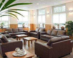 Ruime zithoek in de Heidehof vakantiehuis in Schaijk, perfect voor familiebijeenkomsten.