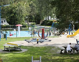 Speeltuin en zwembad bij de Heidehof vakantiehuis in Schaijk, ideaal voor gezinnen in Noord Brabant.