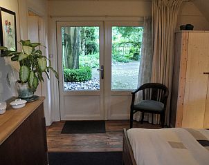 Uitzicht vanuit slaapkamer van De Oude Schouten Hofstad vakantiehuis in Gilze, West Brabant, met groene omgeving.