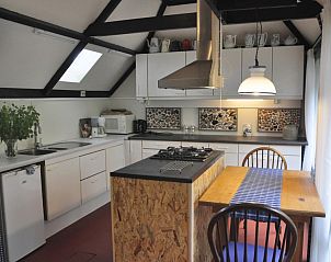 Moderne keuken in De Oude Schouten Hofstad vakantiehuis, Gilze, Noord Brabant, met eetruimte.