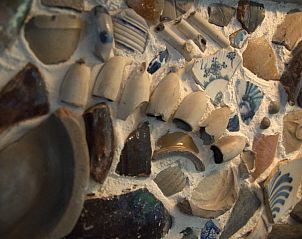 Detail van mozaekmuur in De Oude Schouten Hofstad vakantiehuis, Gilze, West Brabant.