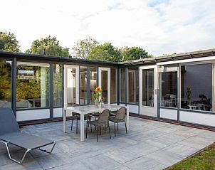 Ruim terras van bungalow AanNoordzee.nl, Sint Maartenszee, Noord-Holland.