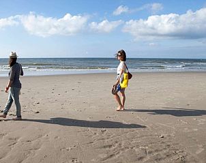 Wandeling langs het strand nabij AanNoordzee.nl, Sint Maartenszee, Noord-Holland.