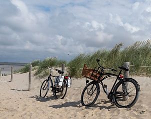 Fietsen langs de duinen bij vakantiehuis AanNoordzee.nl, Noordzeekust.