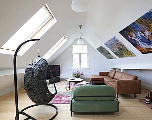Stilvolles Wohnzimmer in Cottage in Kwadijk, Ferienhaus an der IJsselmeerkste, Nordholland, mit moderner Einrichtung und natrlichem Licht.