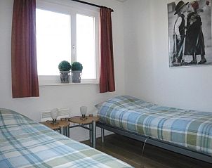 Sfeervolle slaapkamer met twee bedden in Vakantiewaddenzee.nl vakantiehuis, Den Oever, Noord-Holland.