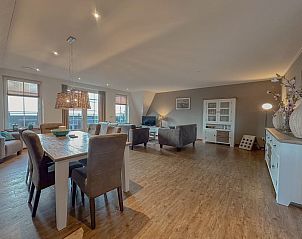 Ruime eetkamer in Waddenhuis, Westerland, ideaal voor familiediners aan de Waddenkust.