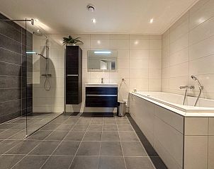 Luxe badkamer in Waddenhuis vakantiehuis, Westerland met ruime douche en ligbad.