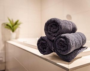 Zachte handdoeken in de badkamer van Waddenhuis, Westerland, voor extra comfort.