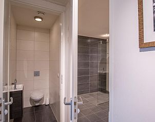 Badkamer en toilet in Waddenhuis, Westerland, met moderne afwerking en praktische indeling.