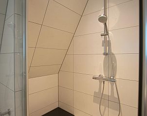 Douche in Waddenhuis, Westerland met strakke lijnen en moderne uitstraling.